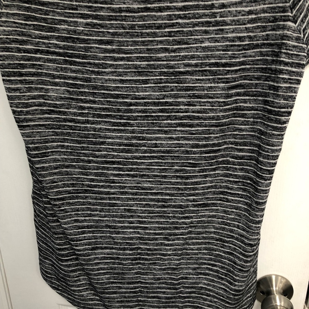 Athleta Charcoal Stripe Scoop V-Neck Short Sleeve Breezy Tee Top Size Large - Picture 14 of 15